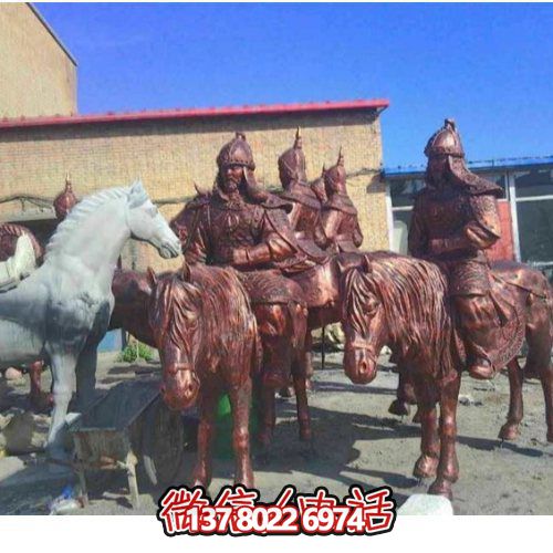 巨型騎士馬銅雕塑，點綴景區廣場