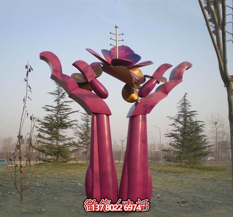 不銹鋼雕塑——用手捧花朵，點綴公園抽象美