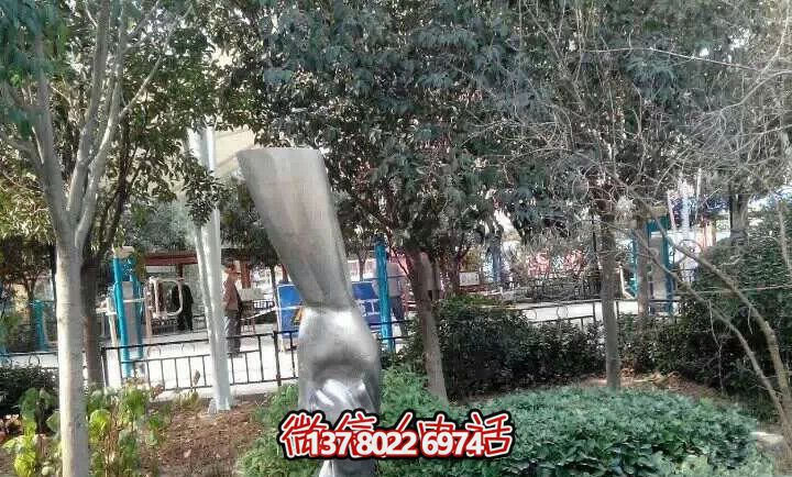 不銹鋼兒童雕塑——讓孩子們?cè)趯W(xué)校里拉大手，拋光小手