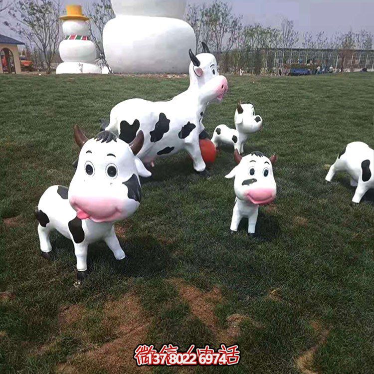 可愛小奶牛玻璃鋼雕塑，為戶外園林景觀增添獨特魅力