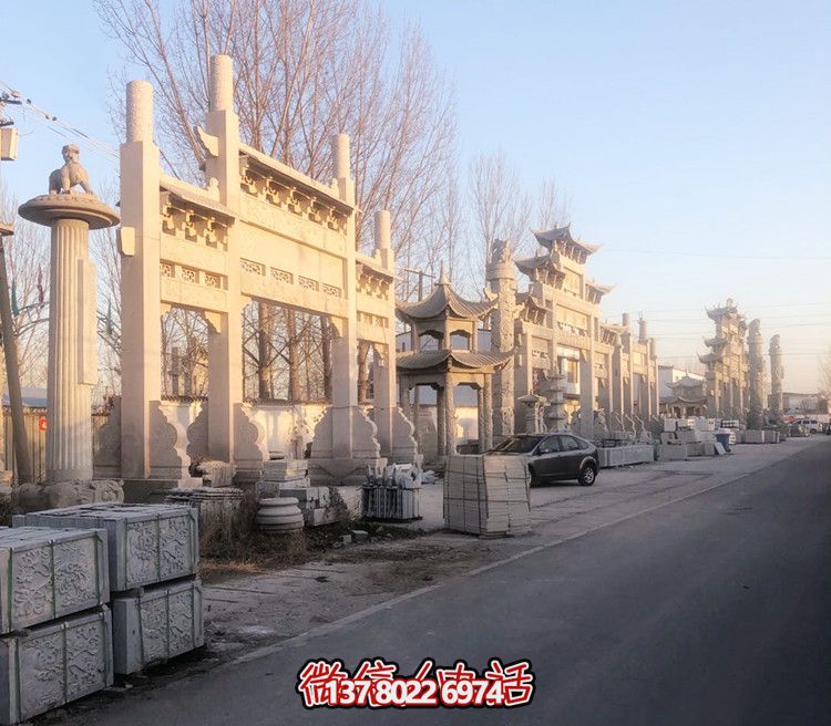 大理石門牌樓，點綴村莊入口