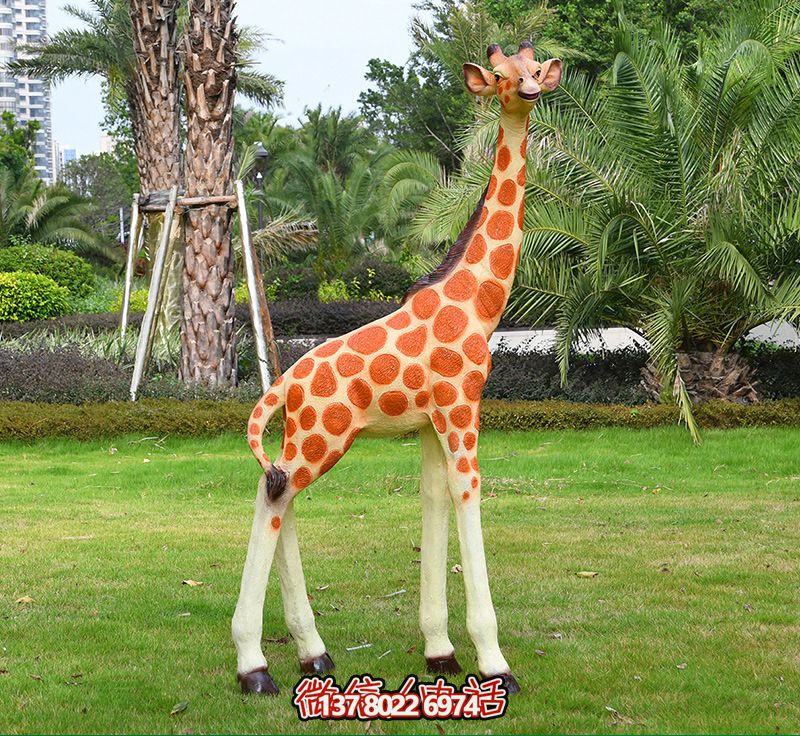 藝術(shù)化玻璃鋼仿真大型長頸鹿雕塑,點(diǎn)綴綠色草坪,讓公園更加美觀 藝術(shù)化玻璃鋼仿真大型長頸鹿雕塑,點(diǎn)綴綠色草坪,讓公園更加美觀