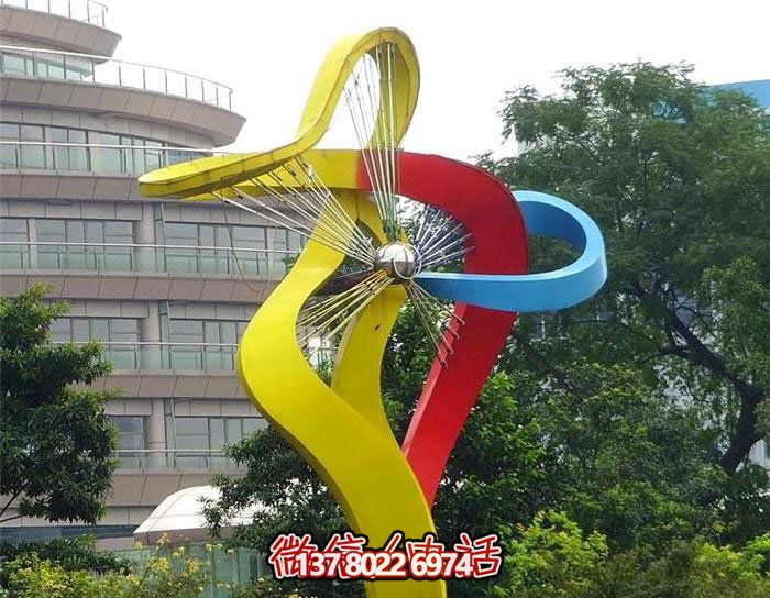 美輪美奐的不銹鋼彩虹舞景觀雕塑，點綴小區環境