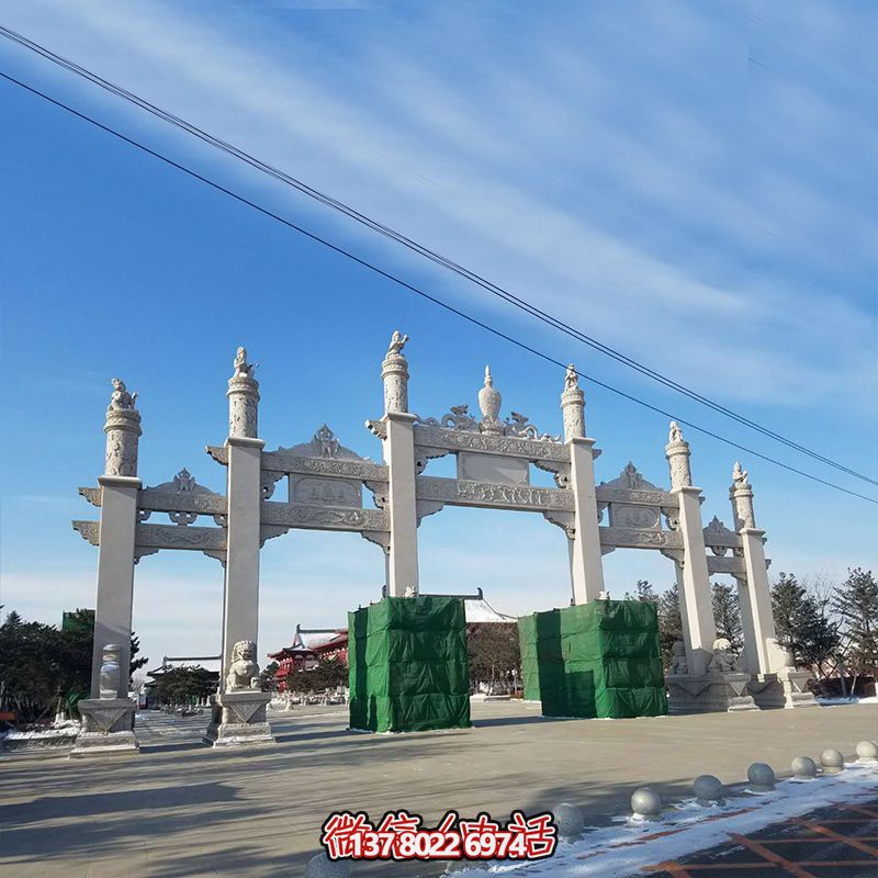 新款漢白玉牌坊，美觀而古樸的石六柱，為寺院和景區(qū)增添靈氣