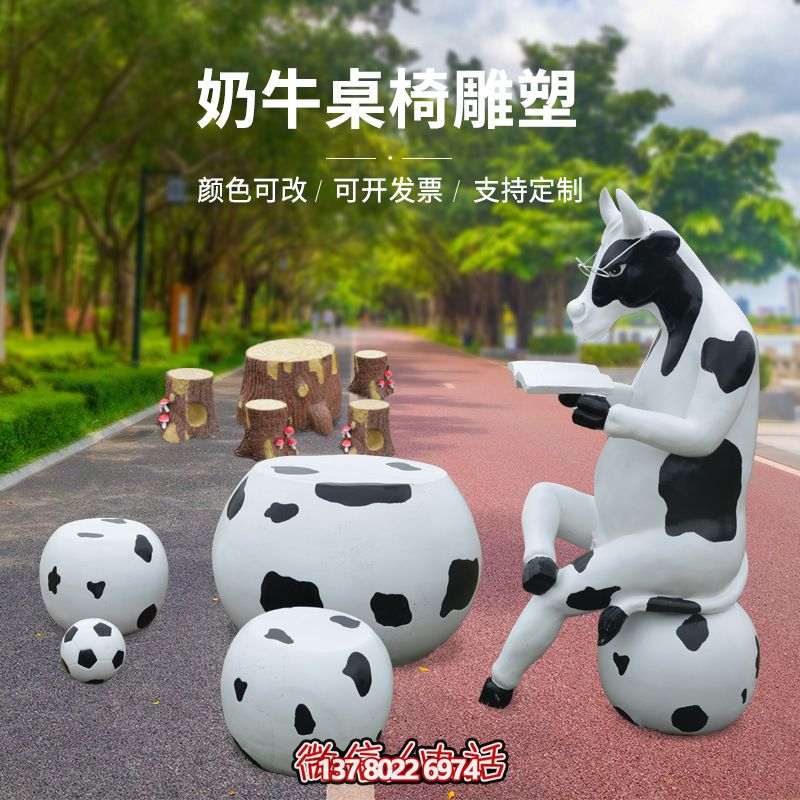 玻璃鋼雕塑牛只著看書桌椅，林中戶外休閑體驗