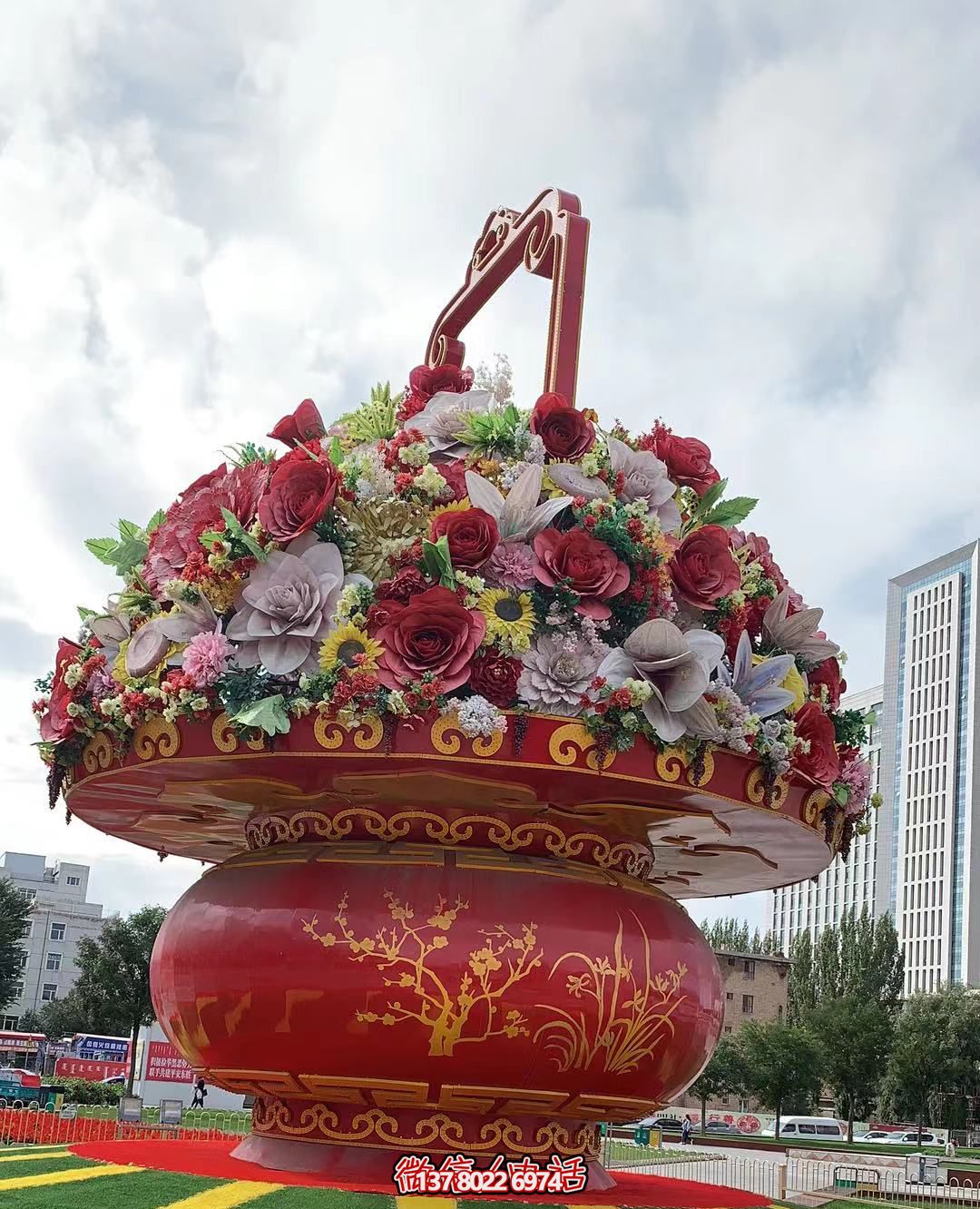 現代五彩花籃，給城市廣場帶來活力