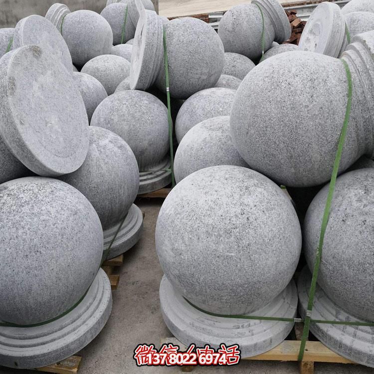 精美石雕車阻，點(diǎn)綴公園美景