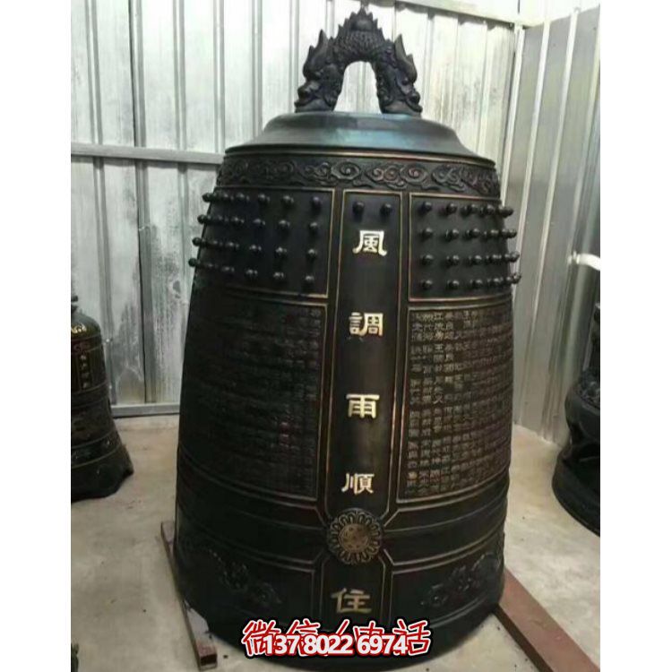 仿古風(fēng)格的大型銅鐘雕塑，祈福禮贊