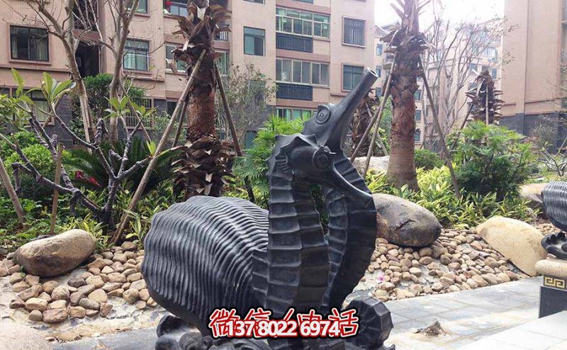 街道上擺放的一對(duì)黑色的玻璃鋼創(chuàng)意海馬雕塑