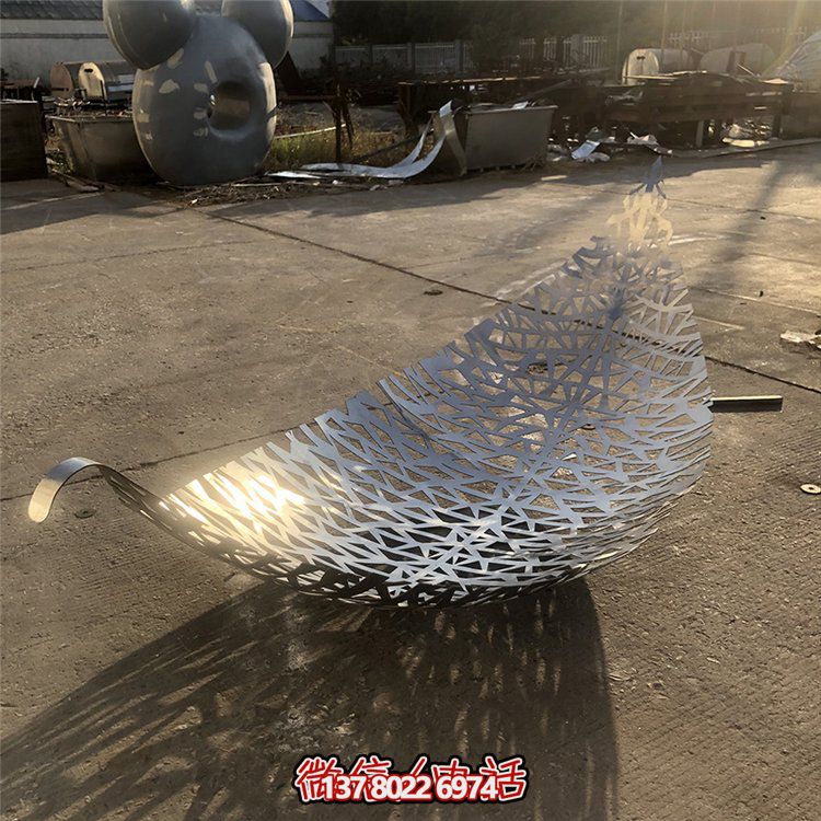 小區(qū)花園水池?cái)[放不銹鋼鏤空樹葉雕塑