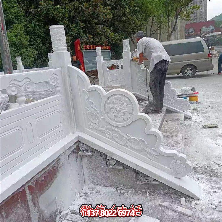漢白玉旗臺欄板欄桿安裝，細節打磨處理