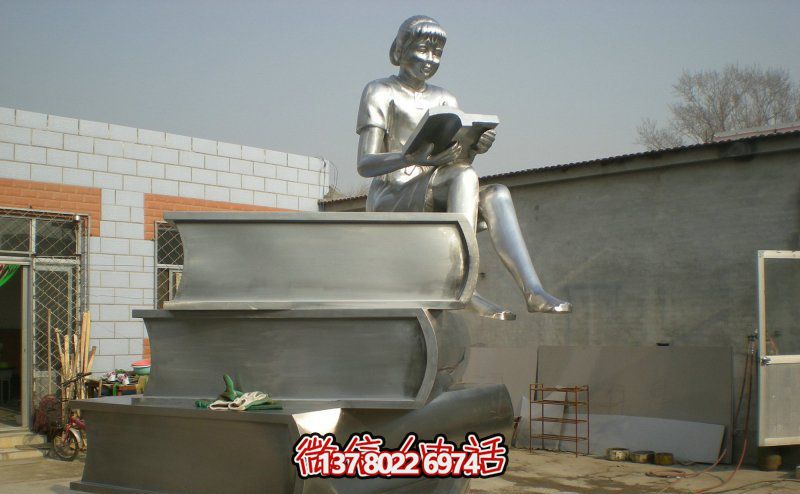 景區(qū)玻璃鋼女孩坐著書(shū)本上的讀書(shū)雕塑