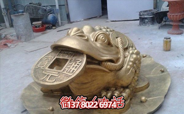 公園園林擺放的玻璃鋼噴漆金蟾雕塑 公園園林擺放的玻璃鋼噴漆金蟾雕塑